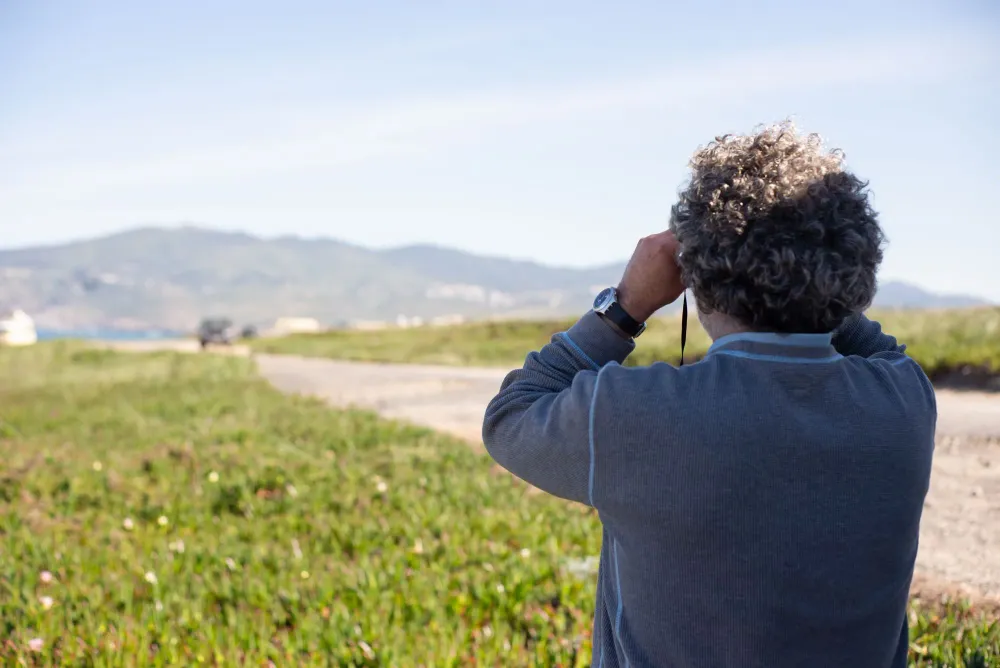 Beobachtung mit Fernglas in der Landschaft